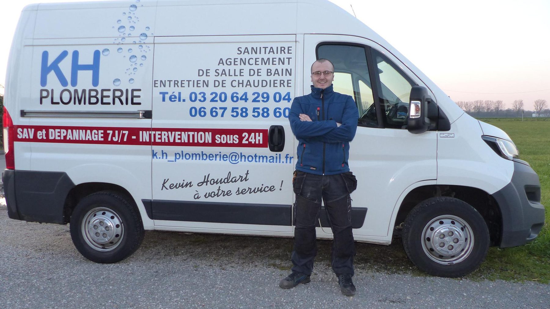 Kevin Houdart devant le camion KH Plomberie, à Marcq-en-Barœul