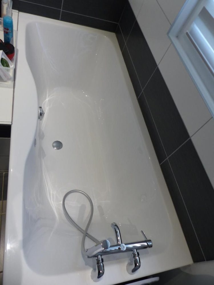 Baignoire posée avec robinetterie chromée
